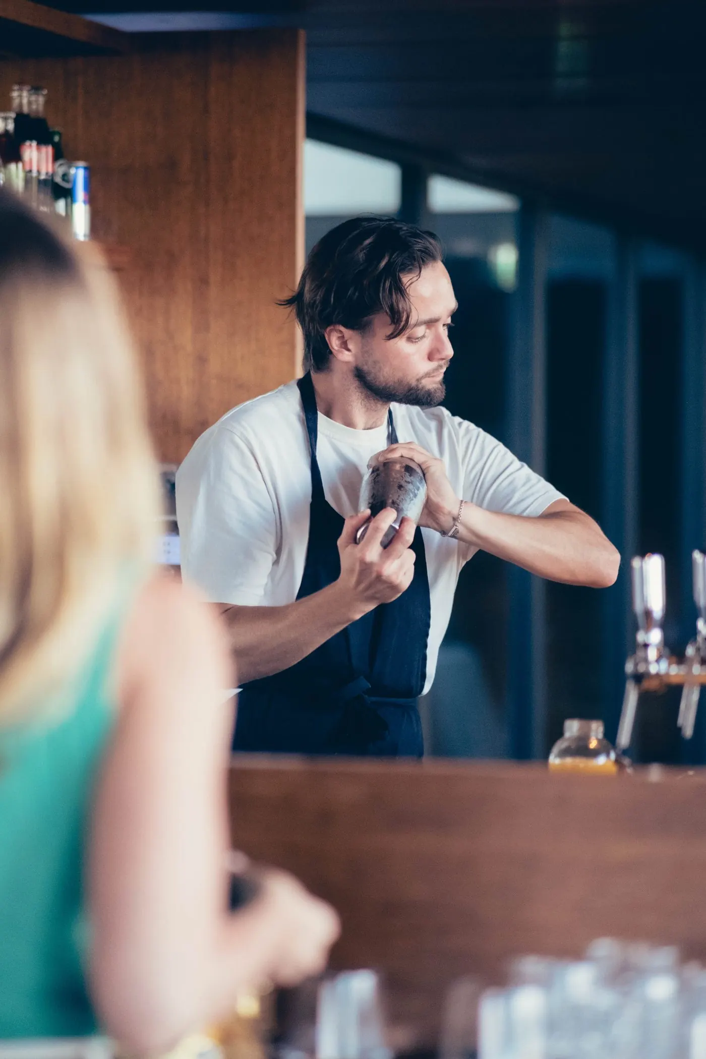 Bartender préparant un cocktail signature au The Lift, Lyon