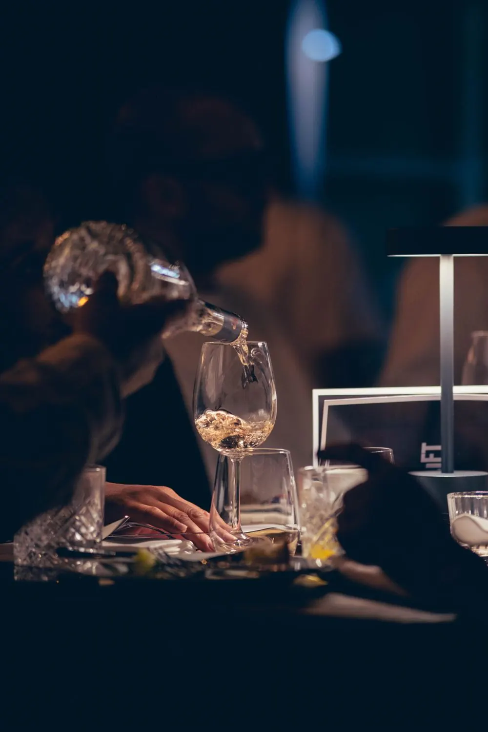 Service du vin au bar à cocktails The Lift à Lyon
