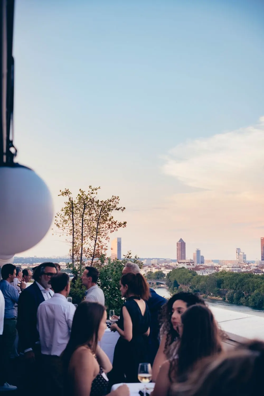 Cocktail avec vue sur Lyon au rooftop The Lift, Confluence
