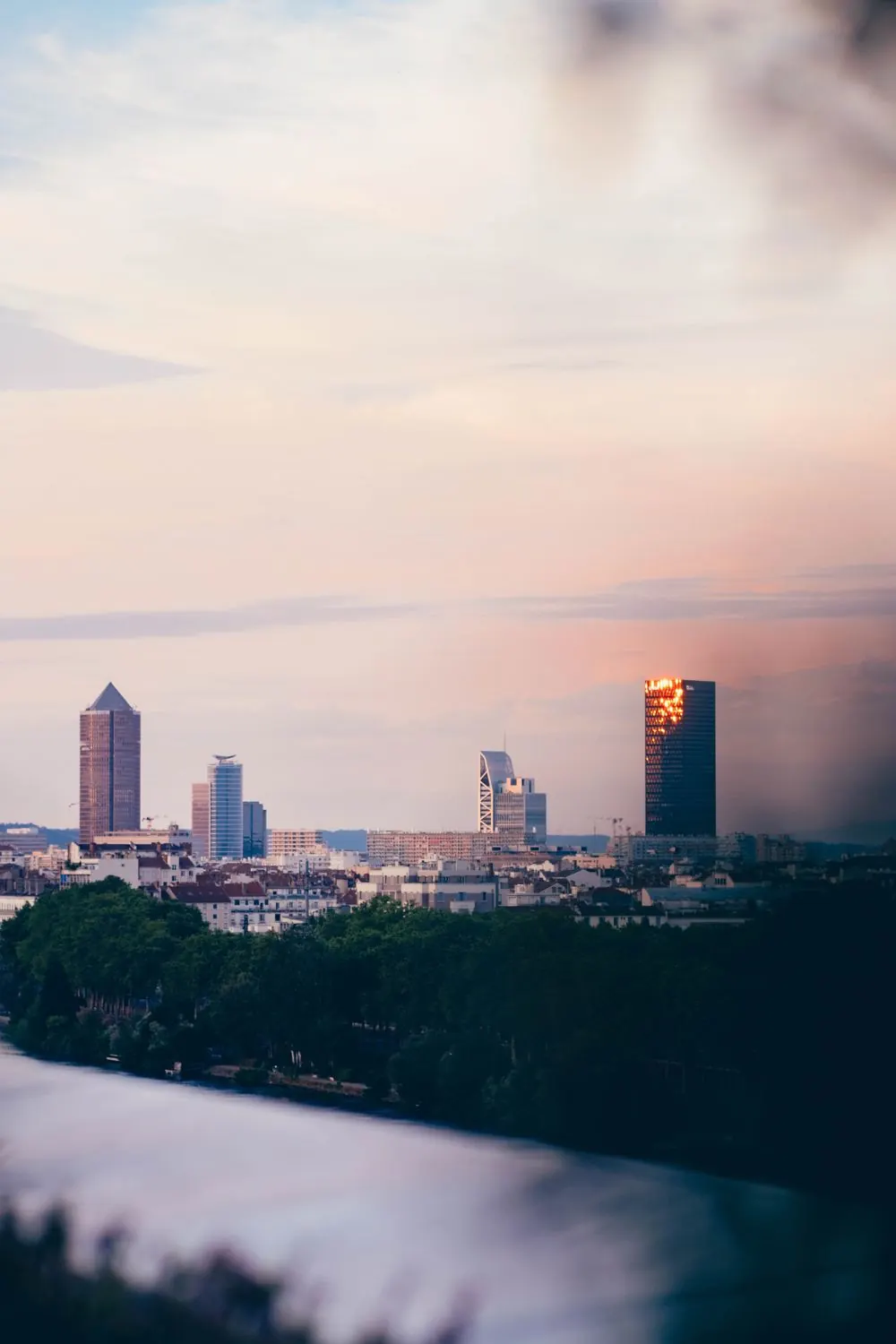 Coucher de soleil sur la skyline de Lyon depuis le rooftop The Lift